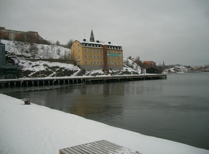 Öster om fastigheten ligger Finnboda hamn, ett område med flera planerade bostadshus, en hamn för fritidsbåtar med mera. Figur 2 nedan visar var fastigheten är belägen.