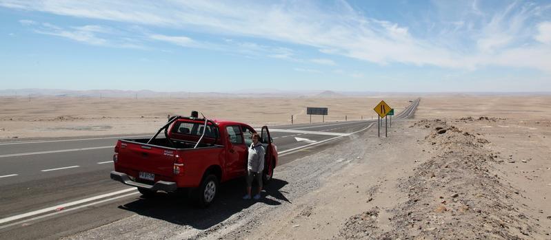Atacamaöknen i norra Chile 2013. När man åker bil norrut från Iquique går vägen först rakt österut några mil och därefter rakt norrut och parallellt med kusten, men någon mil inne i landet.