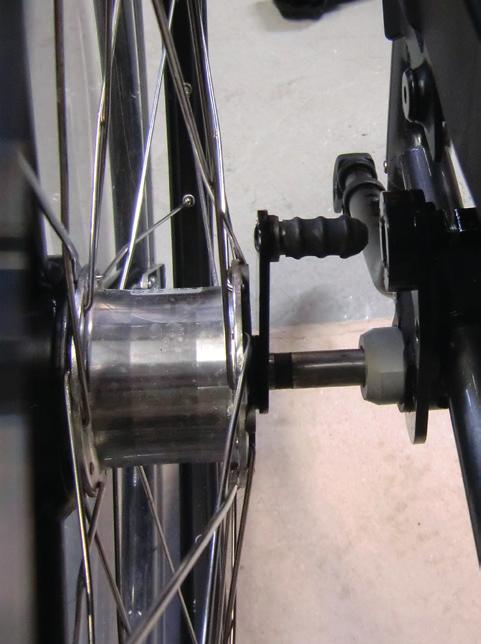 Ta bort och sätta fast hjulen Drivhjulen lossas genom att lyfta upp QR-bygeln (Bild 8.5) och dra hjulet rakt ut (Bild 8.6).