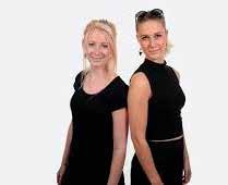 Utöver dessa instrument spelar de även flöjt, harpa och sjunger, vilket ger en bred och unik variationsmöjlighet.