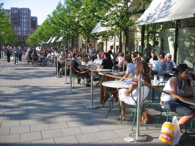 En av de många uteserveringarna i Kungsträdgården i Stockholm. Här har man en enkel avgränsning av rep och möblerna är placerade direkt på marken.