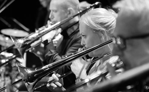Foto: Marie Lundgren POESIS Örjan Fahlström Texter: Harald Gaski, Lars Nordströmm Mona Mörtlund, Rawdna Carita Eira och Carsten Palmaer Verket är en sambeställning mellan Norrbotten Big Band,