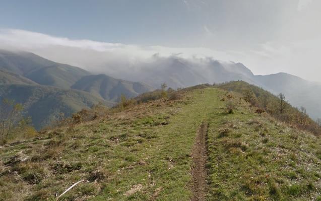 Leden följer en gammal stenlagd väg genom byn och vidare över landsvägen till en mindre väg och stig via Monte Marino fram till Berceto med sin kyrka Duomo di San Moderanno.