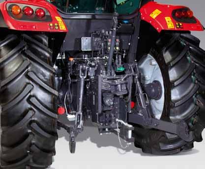 Detta för att optimera traktorns prestanda och produktivitet. Den våta multidiskkopplingen manövreras elektrohydrauliskt via en tillslagskontakt (P).