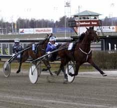 120420 Sith Hanover tog årets första Kajsa Frick har haft höga förväntningar på Jeppas Korall och det hade även spelarna inför dagens debut då de gjorde henne till favorit på toton.