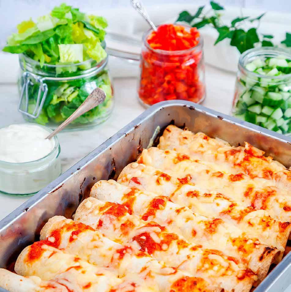 ENCHILADAS med Mifu Ca 0 min Enchiladas 1 gul lök 1 burk majskorn 2 förp Mifustrimlor 1 msk olivolja* 1 burk tacosås 2 krm salt* 1 msk olivolja* 1 tsk olivolja till formen* 1 förp tortillabröd 7 gram