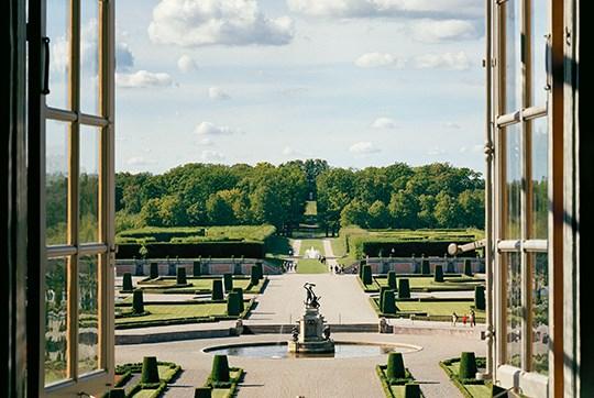 Drottningholm slott med guidning på slottet när vi anländer.