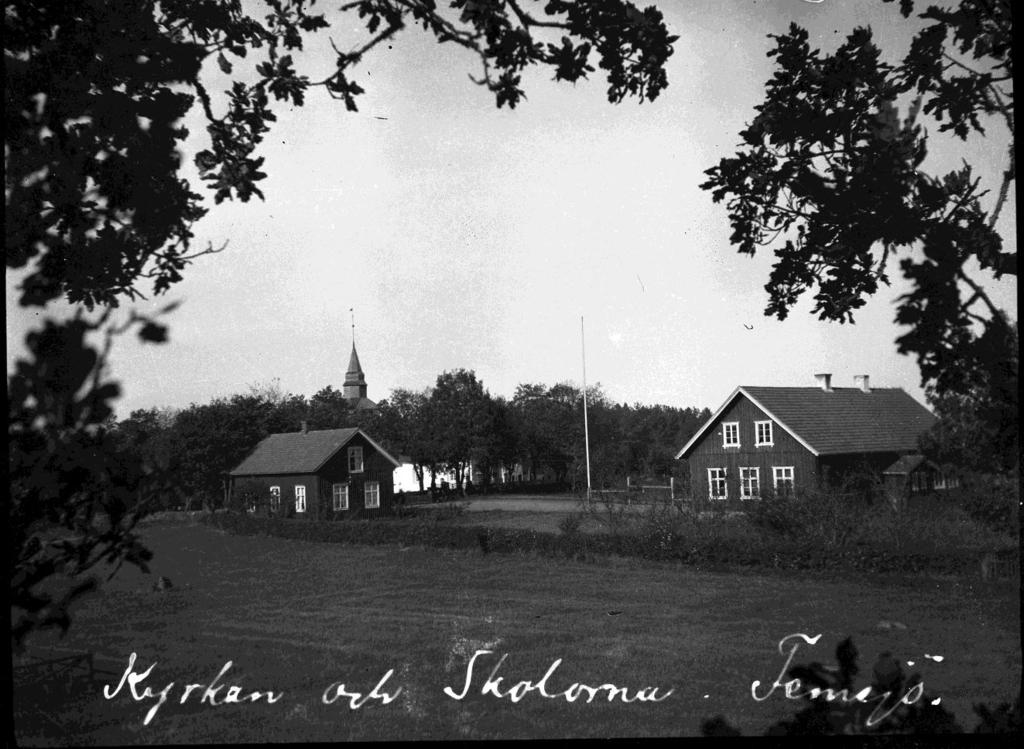 Folkskolan och småskolan, vardera med ett klassrum och lärarbostäder, låg mittemot kyrkan och ligger där alltjämt trots att ingen skola längre bedrivs.