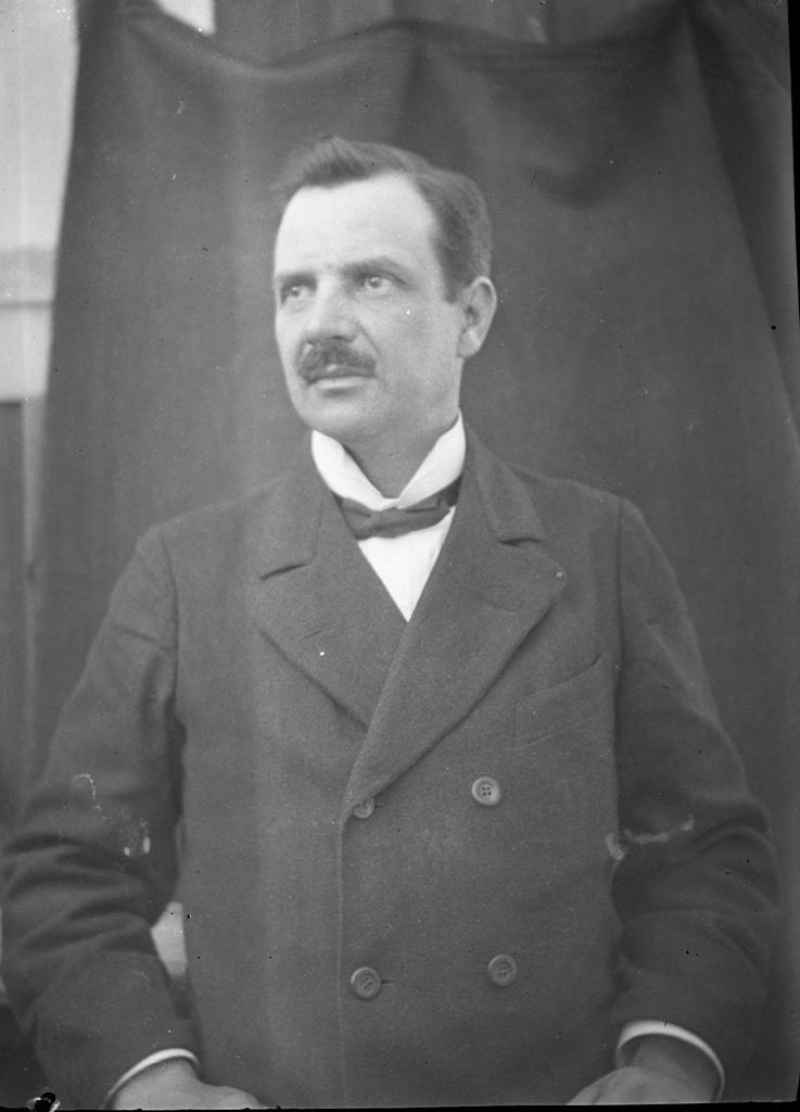 Ahlqvist efterträddes av Bertil Larsson (1899 1969) som var uppvuxen i Norra Bökeberg. Fadern var Lars (Lasse) Andersson.