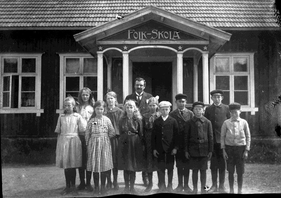 SKOLFOTOGRAF Joel tog många kort på skolklasser. Flera av dessa finns återgivna i Robert Anderssons skolbok. Här visas ett par bilder som inte finns i boken.