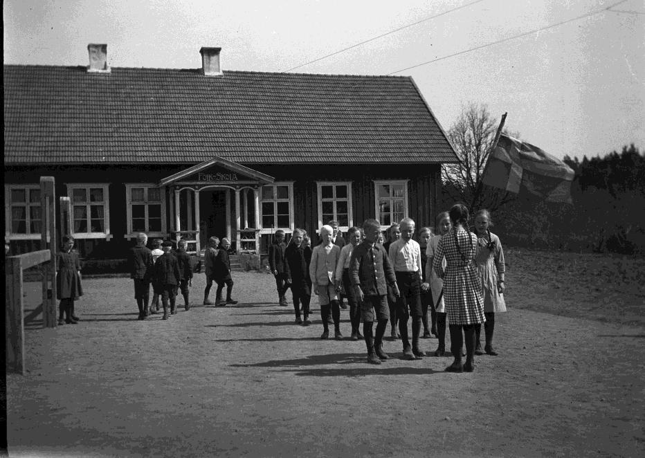 Läraren är Hilding Ahlqvist och eleverna från vänster Ingrid Larsson, Bökeberg; Helfrid från Gårdshult; Astrid Salomonsson, Vallshult; Karin Johansson, Ekornahult; Hanna Karlsson, Älmås; Astrid