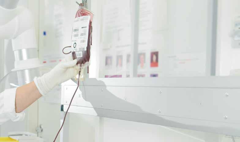 Serviceenheten söker fram de lämpligaste donatorerna och arrangerar separat blodgivning för dem detta garanterar att blodet som ges till fostret är så färskt som möjligt.
