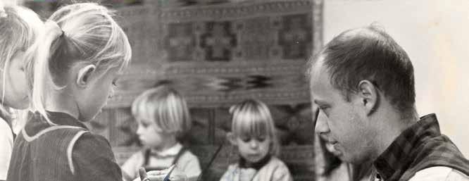 F-6 KALMAR LÄNS MUSEUM LÅT LUSTEN OCH KREATIVITETEN FLÖDA HEMMA HOS RAINE OCH GUNILLA! ETT LUSTFYLLT SKAPANDEPROGRAM I VÅR NYA ATELJÉ Raine Navin leder kladdkurs 1963-64. Foto Rolf Lind.
