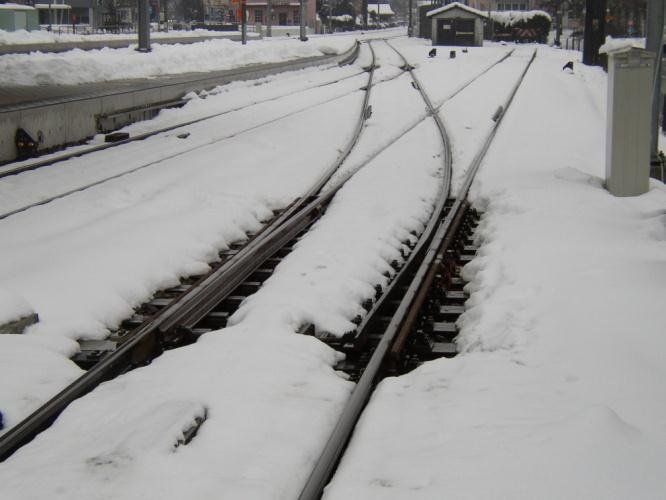 I Figur 9 ses ett exempel på hur en elektrisk uppvärmare kan se ut. Figur 9. Värmeslingor i en växel. 2.5.4 Gasbrännare Gasbrännarna kan finnas i flera olika tillämpningar.