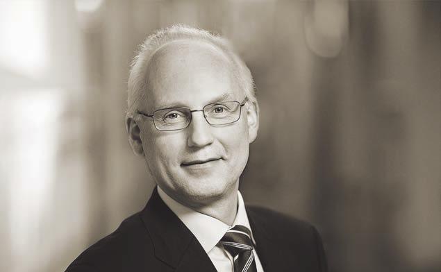 VD-ORD kontorstid, dels via vår Internettjänst men också via vår telefontjänst Handelsbanken Direkt, bemannad dygnet runt av erfarna banktjänstemän under ledning av en kontorschef.