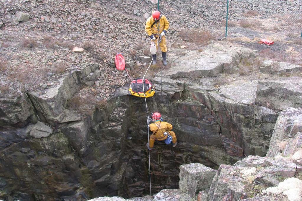 Genomförandet Gamla gruvan (överst) riggades med ett frihängade rep ned till botten på 30 m avvägning.