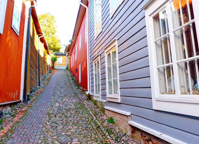 EFFEKTIV VENTILATION ÄVEN I GAMLA HUS I samband med sanering av värmesystem samt när man lägger in extra isolering eller nya fönster förbättras byggnadens täthet och luftläckaget minskar.