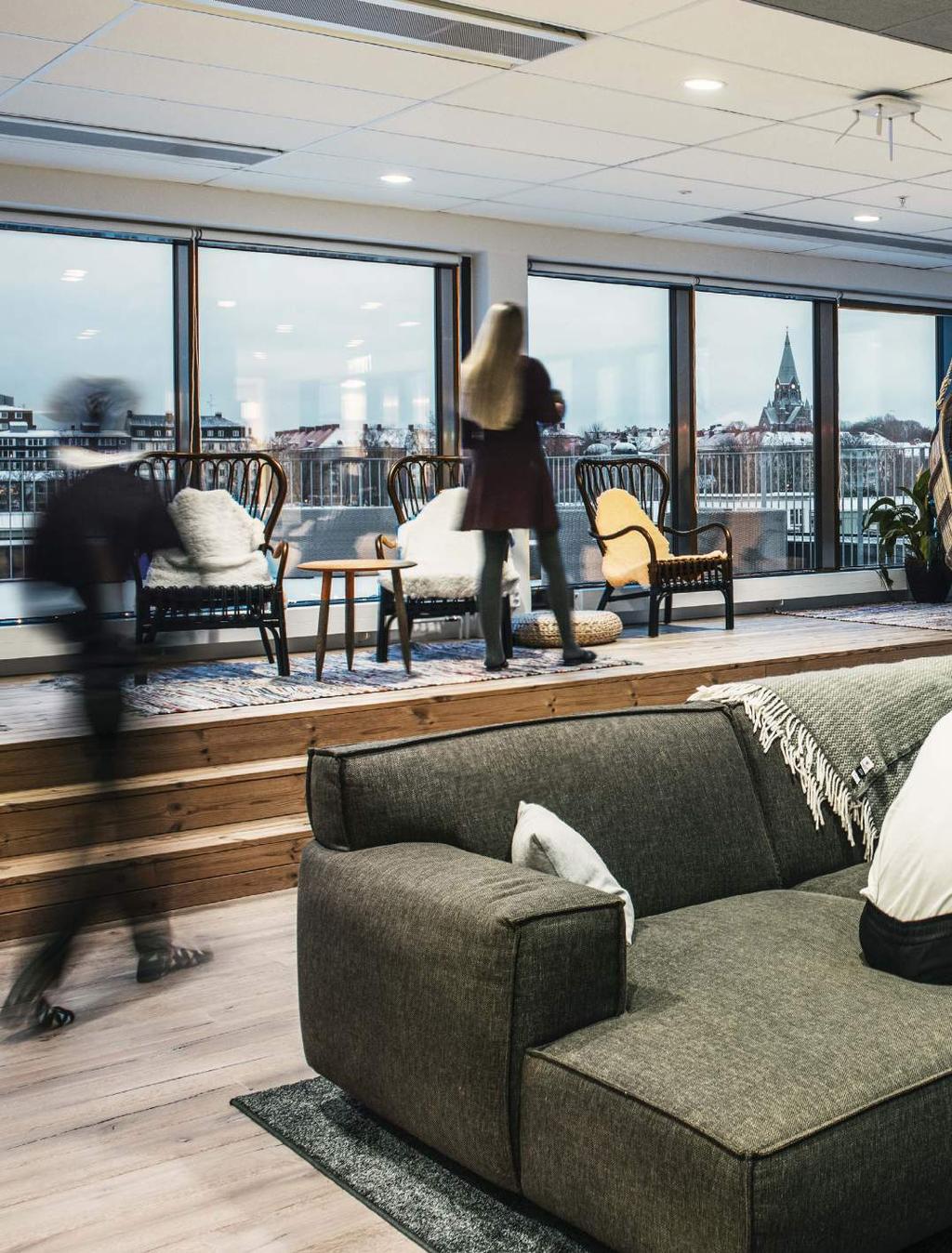 I den öppna loungen har den del som vetter mot terrassen fått