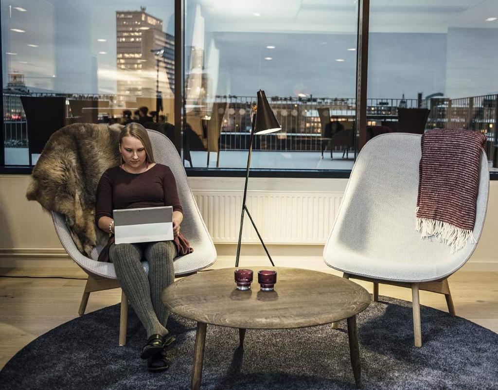 Malin Hedström är glad över att inredningen ger kontoret en känsla av ett andra hem. Vi har firat att vi äntligen flyttat in.
