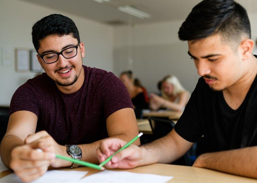 poängplan Ekonomi gymnasiegemensamt 1250 Engelska 5 100 Engelska 6 100 Historia 1b 100 Idrott och hälsa 1 100 Matematik 1b 100 Matematik 2b 100 Naturkunskap 1b 100 Religionskunskap 1 50