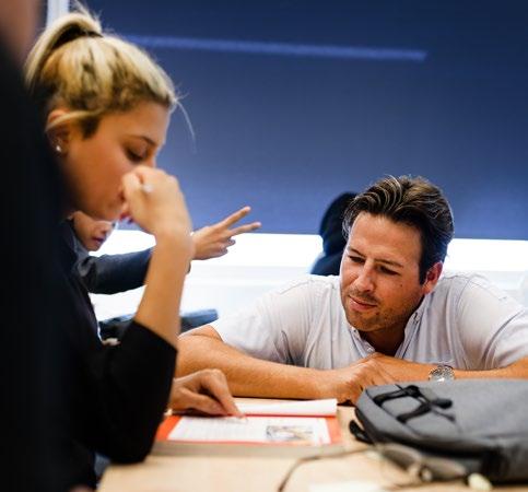 Det gör att du under studietiden förbereds för vidare studier på handelshögskola eller universitet och att du får en inblick i de olika yrken som en ekonomiutbildning kan leda till.