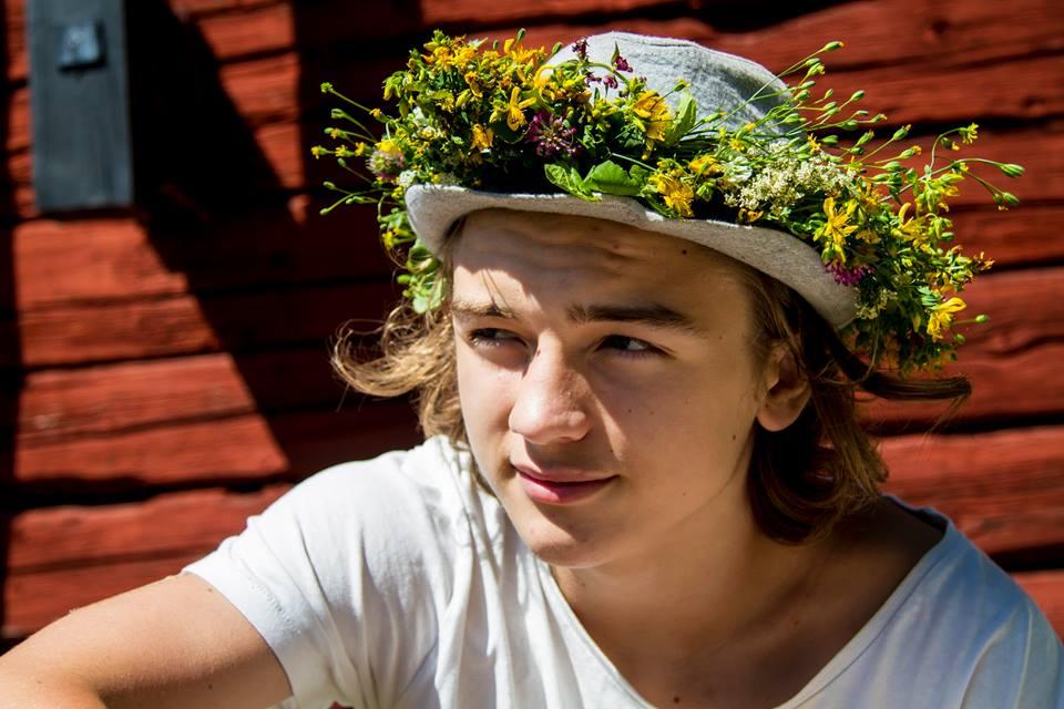 Anlitar ni mig så har ni en skådespelare som kan sitt manus och är beredd på att leverera oavsett omständigheter och det jag inte kan vill jag alltid lära mig. Hello!