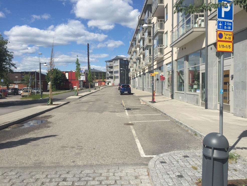 Parkering finns på flera håll inom området, dels i anslutning till Österåkers gymnasium och som kantstensparkering längs med Bergavägen.