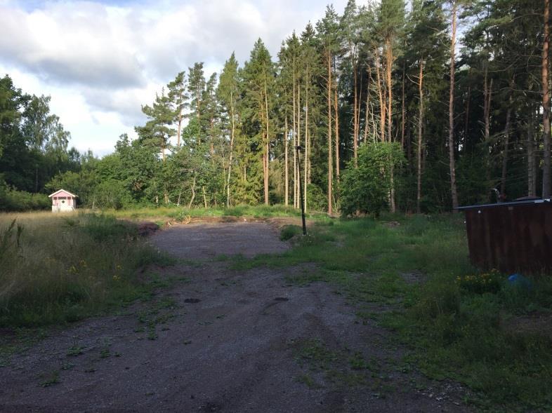 3 (8) Bild 4. Ungefärlig placering av huvudbyggnad. Fastigheten utgörs av en öppen slättmark avgränsat av skog och landsvägen Stävlö. Fastigheten är 1449 m².