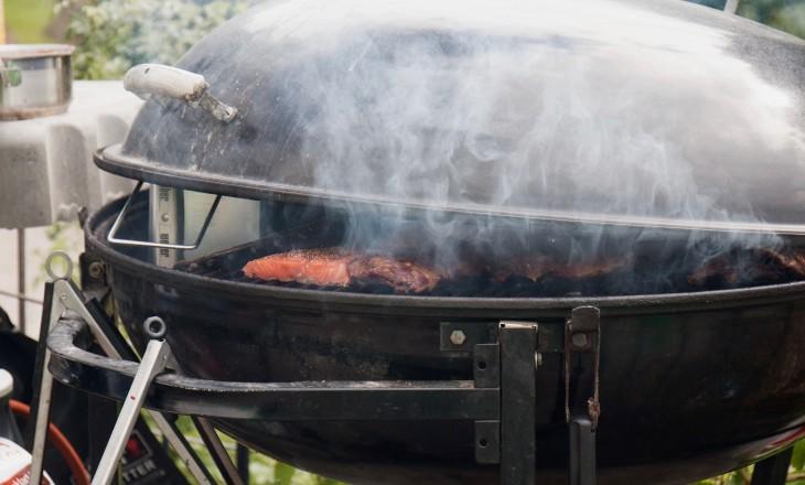 Det är också lättare att jobba med rökved för att sätta rökarom till maten om man använder en kolgrill, men det går också bra i en gasolgrill.