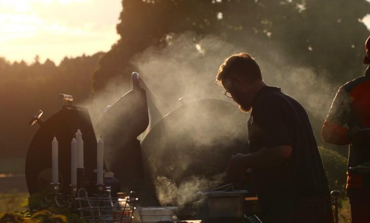 temperatur runt maten i grillen mellan 90 och 120 grader. Beroende på storleken på grill och grillyta så behöver du inte mer än ett 15-20-tal briketter.