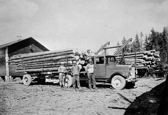 2.2 Timmerbilens utveckling i Sverige I början när lastbilen kom ansågs de vara ett komplement till hästdragna lastvagnar, järnvägar och sjötransporter.