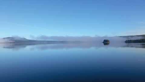 Lättillgängligt vinterfiske utanför hotellet. Upptäck fjälltjärnar och sjöar sommar & vinter. Strömmande vatten med harr och öring. Snöskoter, båt och guide finns hos oss.