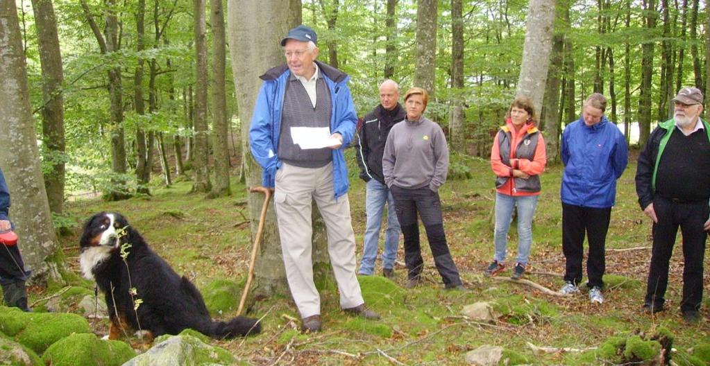 Vid Mysingebacken i Hunseröd. Gert Henrysson berättar. Foto: Markus Persson Rapport från årets sommarutfärd Söndagen 29 juni anordnades årets sommarutfärd med 50 deltagare.