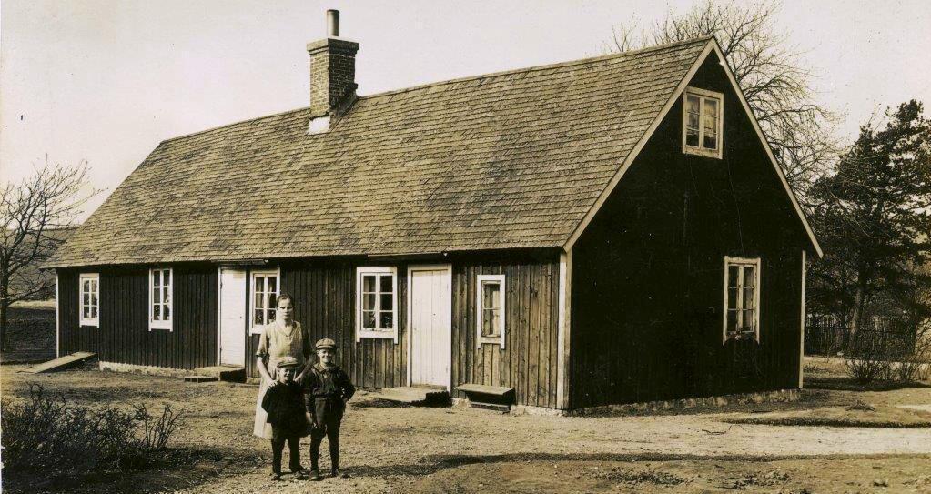 Tolfte från vänster (eller andra från höger) är Efraim Gustavsson (1884-1962), Gert Johanssons morfar.