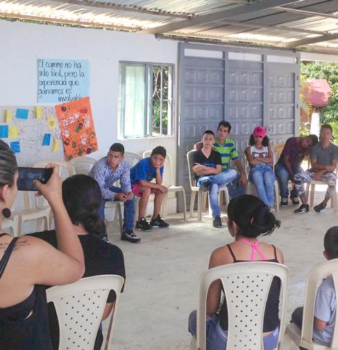 överskridande kärlek Vi bevittnar Guds gräns- Vi arbetar för en rättvisare värld Foto:Hannes Honkanen I Fredens hus lär man sig leva efter en konflikt Fredens hus i Medellín i Colombia erbjuder