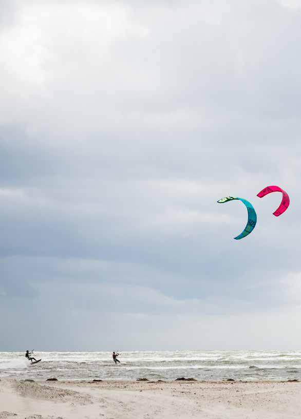 PÅ VATTEN KITESURFING Falkenberg erbjuder bra förutsättningar för kitesurfing, med långgrunda stränder och stabila västliga vindar.