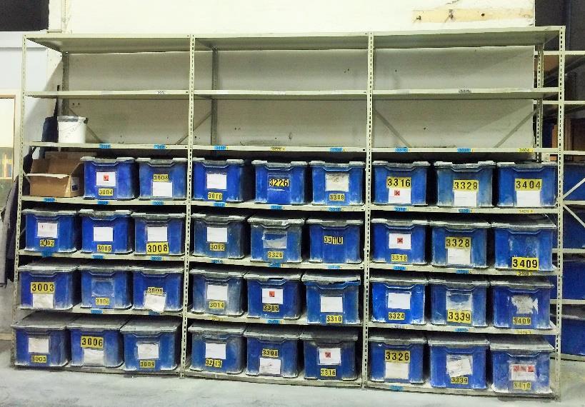 Bild 6: Pallsystem för smålådor 5.3.2 Lagerhantering, Profiles Profiles råvarulager är relativt litet då de endast lagrar ett dygnsbehov av material samt eventuella rester från tidigare körningar.