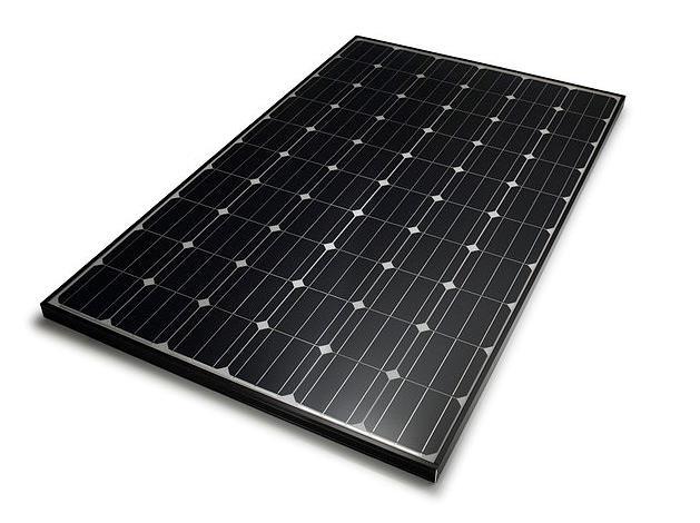 Figur 2-3 Monokristallin solpanel(återgivet med tillstånd) https://commons.wikimedia.org/wiki/file:photovoltaic_power_system.jpg hämtad den (2018-05-24)