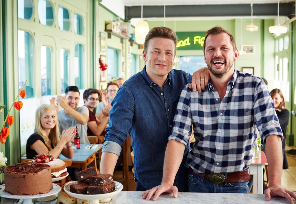 JAMIES AND JIMMYS FOOD FIGHT CLUB Nu är kändiskocken Jamie Oliver och hans barndomskompis Jimmy Doherty tillbaka med en sjätte säsong av Jamies and Jimmys Food Fight Club på TV8.