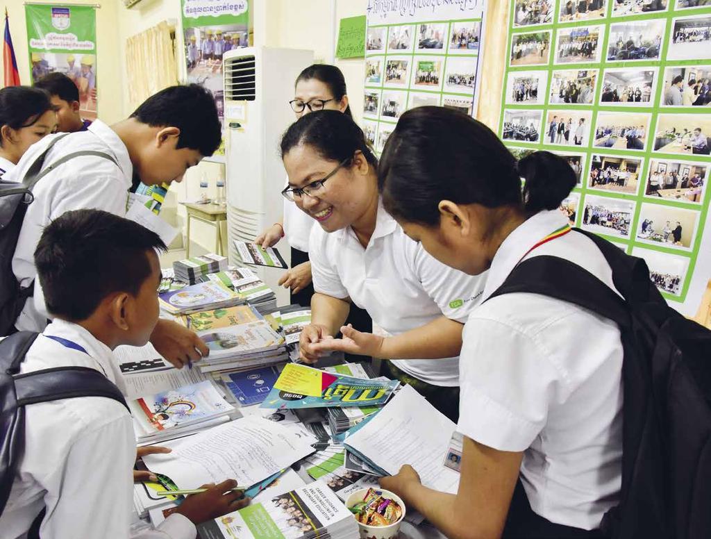 VÅRT ARBETE REGIONVIS ASIEN SAMARBETSPARTNER: 19 PERSONAL: 27 NEPAL Katmandu MYANMAR Yangon KAMBODJA Phnom Penh 9 127 elever fick studiehandledning i skolan i Kambodja.