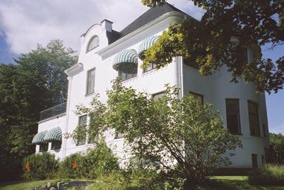 Tre jugendvillor i österrikisk stil finns i Brevik, vilket är de enda på hela ön. Villavandring 13 maj kl 10.00 12.