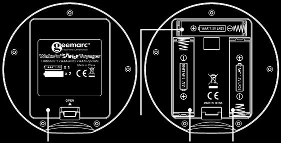 Sätt i batterier Klockan drivs av 1 st AAA-batteri och 2 st AA-batterier. Öppna batterilocket. Sätt i batterierna. Observera polaritet. Sätt tillbaka batterilocket.