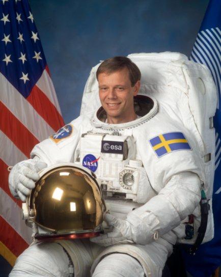 SA0AFS / KE5CGR Christer Fuglesang Äntligen, får man väl ändå säga I dryga 14 år har vi hört talas om en svensk astronaut som dessutom varit så väl utbildat att han till och med får bära titeln