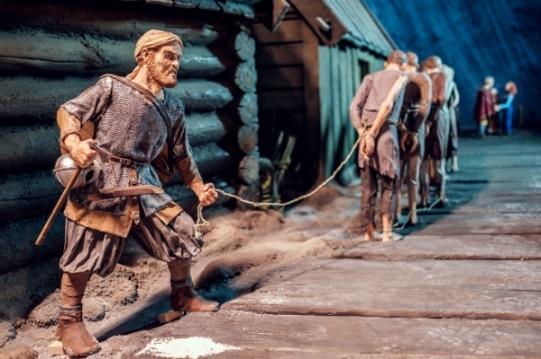 24 maj Museet Vikingaliv på Djurgården Detta är en utställning om vikingarnas historia då det varken fanns kungadömen eller riksdag som styrde samhället. Tid Torsdagen 24 maj, guidad visning kl 13.