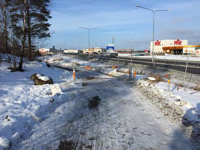 Överallt man punkt lagat spot hål har resultaten blivit i stället en bula vilket beror på att asfaltläggaren försökt panga på för mycket asfalt i hålet.