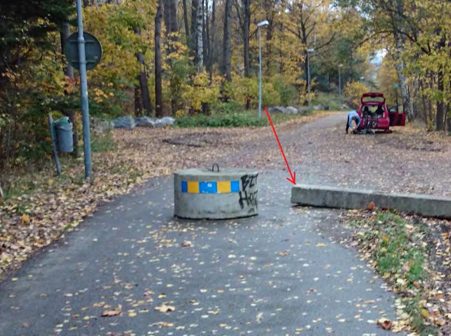 Alla skyltar och fasta hinder skall ha reflexer: Vårby-Haga -Tidigare låg betongbalken ända ut till mitten där betongklumpen ligger.