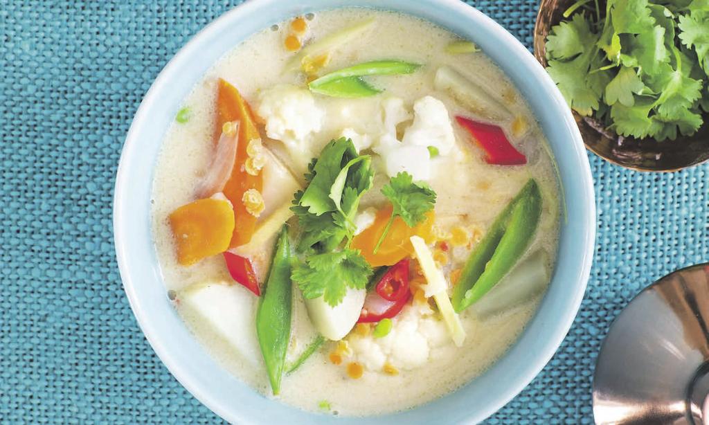 RECEPT 4 25 min 292 kcal/port Fett 40% Kolhydrater 45% Protein 15% Vegetarisk Tom kha gai Asiatisk soppa med blomkål, linser och kokosmjölk.