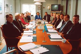 Årsredovisning 2002 Styrelsen och tjänstemän i Kustbevakningen i arbete med årsredovisningen för år 2002.