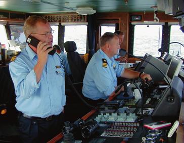 Årsredovisning 2002 På bryggan på KBV 050, ett av Kustbevakningens miljöskyddsfartyg.