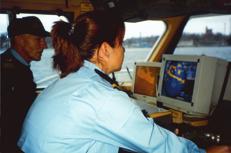 Årsredovisning 2002 Kustbevakningspersonal ombord på KBV 302 i Stockholms skärgård. Kustbevakningens operativa enheter är baserade vid 26 stationer längs Sveriges kust.